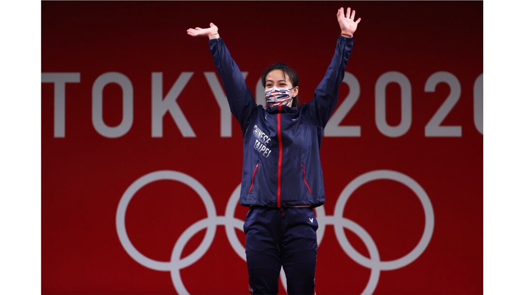 東京奧運會領獎台上台灣女子59公斤舉重選手郭婞淳獲金牌。 (2021年7月27日)