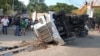 ARCHIVO: Un camión tráiler que transportaba a migrantes ilegales por el sur de México yace de costado después de un accidente en el estado de Chiapas que cobró la vida de al menos 54 personas el 9 de diciembre de 2021.
