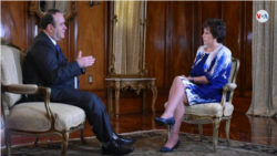 Otro ángulo de la entrevista del presidente de Guatemala, Alejandro Giammattei, con la corresponsal de la VOA Gioconda Tapia.