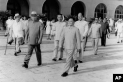 1963年7月，以邓小平为团长的中共代表团前往苏联谈判。刘少奇、周恩来、朱德、彭真到机场送行