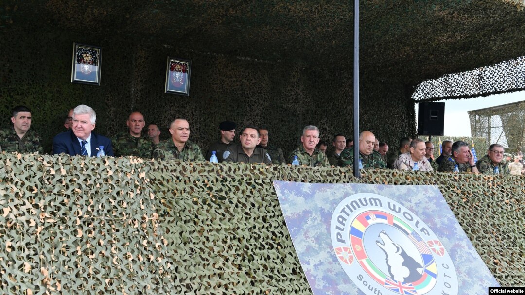 Ambasador SAD, Kajl Skot i ministar odbrane Srbije, Aleksandar Vulin, posmatraju iz svečane lože učesnike vojne vežbe "Platinasti vuk". (Foto: Ministarstvo odbrane Republike Srbije)