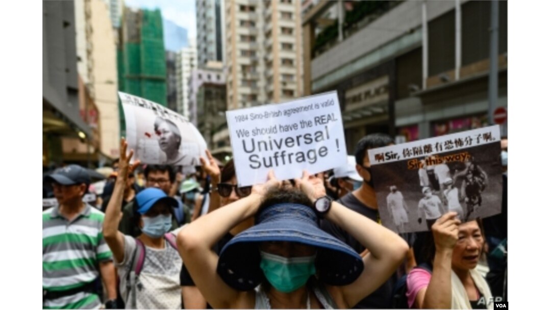 Protesta "Oración por los Pecadores" en Hong Kong, el sábado 31 de agosto de 2019. Miles de manifestantes prodemocracia desafiaron una prohibición de la policía a la protesta, un día después que varios líderes activistas fueron arrestados.