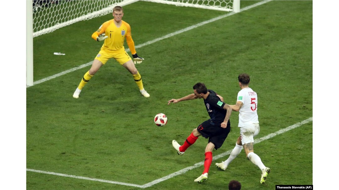 Mario Mandžukić postiže drugi gol za Hrvatsku u polufinalu Svetskog kupa u Rusiji (Foto: AP/Thanassis Stavrakis)