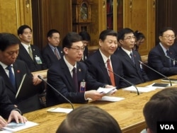 中央办公厅主任栗战书，翻译，习近平，王沪宁，杨洁篪（从左到右）3月23日在国家杜马。（美国之音白桦拍摄）