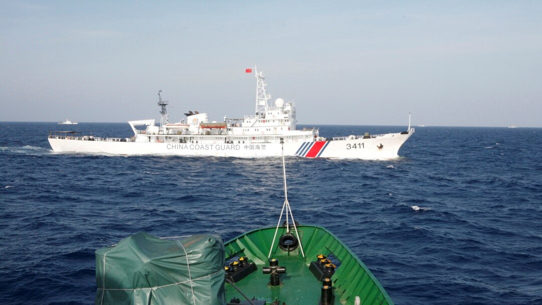 在離越南海岸210公里的南中國海上，從一艘越南海岸警衛隊的船上看附近的中國海警船。 （2014年5月14日）