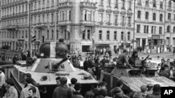 苏联坦克开上了布拉格的街头 （1968年8月23日）