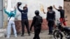Los miembros del Grupo de Fuerzas Especiales de la Policía Nacional Bolivariana (FAES) detuvieron a varios hombres durante una operación contra bandas criminales en el barrio de Petare en Caracas, el 25 de enero de 2019.