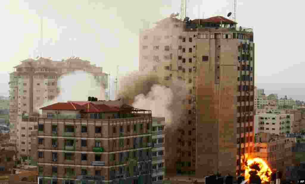 Khói và lửa bùng lên sau vụ nổ tại thành phố Gaza, ngày 19/11/2012.
