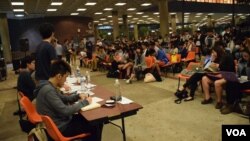 近百名学生参与4间大学退联行动组及关注组与学联代表的联合论坛。（美国之音汤惠芸摄）