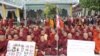 မန္တလေးမြို့ အိမ်တော်ယာကျောင်းမှာ သံဃာတော်တွေ ထိုင်သပိတ် ဆင်နွှဲနေကြစဉ်။ (နိုဝင်ဘာလ ၃၀၊ ၂၀၁၂။)