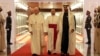 El papa Francisco es recibido por el príncipe heredero de la corona de Abu Dabi, jeque Mohammed bin Zayed Al Nahyan, a su llegada al aeropuerto de Abu Dabi, en los Emiratos Árabes Unidos. Feb. 3 de 2019.