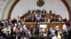 Cuando comenzaba su intervención el primer vicepresidente del Parlamento, Enrique Márquez, los simpatizantes del chavismo irrumpieron en la Cámara y boicotearon el debate. La paz se restableció media hora después y la sesión especial pudo continuar.