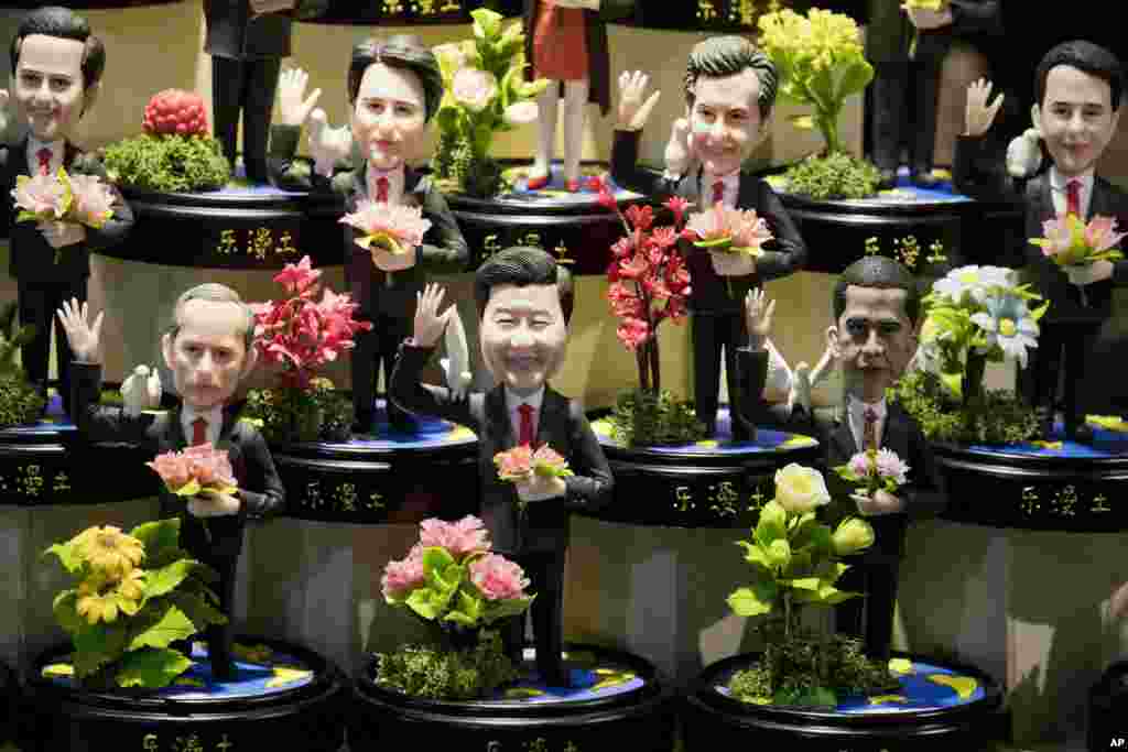 G20峰会前,杭州一家商店里陈列的各国领导人的泥塑形象,中国主席习近平和美国总统奥巴马的泥塑在前排(2016年9月1日)