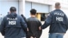 国土安全部的探员逮捕嫌疑人