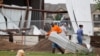 Trabajadores de Viking Pipe and Supply limpian después de que un tornado tocó tierra durante la noche en El Reno, Oklahoma, EE.UU., 26 de mayo de 2019. REUTERS / Alonzo Adams.