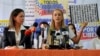 Lilian Tintori (derecha) habla con los periodistas junto a María Corina Machado sobre los planes de acción de la oposición. [Foto: Álvaro Algarra, VOA]