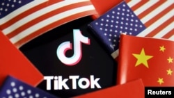 在2020年7月16日拍摄的这张插图照片中，美国和中国国旗环绕着TikTok的标识。