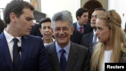 Albert Rivera (izquierda), junto al presidente de la AN, Henry Ramos Allup y Lilian Tintori, esposa del preso político, Leopoldo López.
