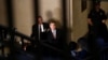 Michael Cohen, exabogado de Trump, habla con periodistas después de declarar ante el Comité de Inteligencia de la Cámara de Representantes en Capitol Hill en Washington, el miércoles.