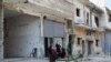 ARCHIVO - La gente se sienta en Homs, Siria, 7 de noviembre de 2024. REUTERS