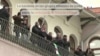 La bandera de los rebeldes es izada en la embajada de Siria en Moscú