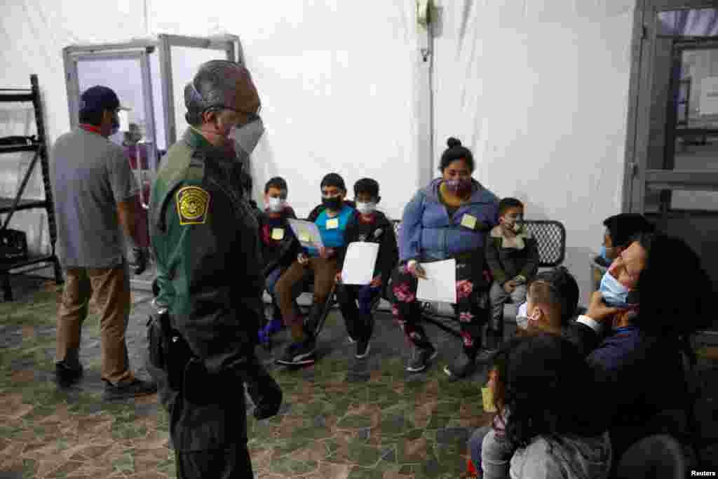 Los migrantes son procesados en el área de admisión de la instalación de Aduanas y Protección Fronteriza de EE. UU.