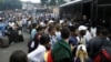 Migrantes venezolanos tratan de abordar un bus que los lleve a la frontera con Colombia desde la frontera San Cristóbal, en Venezuela.