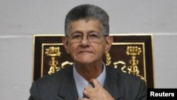 El bloque opositor liderado por Henry Ramos Allup, aduce que una sentencia del Tribunal Supremo de Justicia (TSJ), que anuló facultades de control legislativo, ha generado una "alteración del orden constitucional que afecta gravemente la democracia".