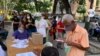 Ciudadanos salen a las calles para participar en la consulta popular, en Caracas,el 12 de julio de 2020. [Foto: VOA/Luisana Solano]