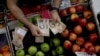Maduro confía en que el precio del barril de petróleo del país suba y pueda estabilizarse la economía para garantizar los productos básicos