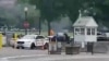El portavoz del Servicio Secreto, Jeffrey Adams, dijo en un comunicado que la persona fue transportada a un hospital local, pero no ofreció detalles sobre su estado. Photo: video grab from KRISJAN BERZINS /via REUTERS.