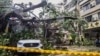 Esta imagen tomada y publicada por la Agencia Central de Noticias de Taiwán (CNA) el 31 de octubre de 2024 muestra un automóvil debajo de un árbol arrancado de raíz en la ciudad de Nueva Taipei, mientras el súper tifón Kong-rey se acercaba a la costa en Taitung.
