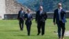 Mike Pompeo, secretario de Estado de EE.UU., (centro derecha), e Ignazio Cassis, ministro de Relaciones Exteriores de Suiza, (centro izquierda), conversan durante la visita de Pompeo en CastelGrande en Bellinzona, Suiza, el domingo 2 de junio de 2019. 