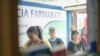 Personas hacen fila para comprar medicina en Farmarato, farmacia en el corazón de un populoso barrio al oeste de Caracas, Venezuela. Foto: Camilo Paparoni.