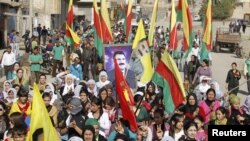 Kurd li bajarê Derîkê ya binxetê di xwepêşandanekê de ne. Mijdar, 1, 2012.