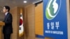 임병철 한국 통일부 대변인이 29일 브리핑에서 개성공단 임금 문제 등에 대한 입장을 밝히고 있다.
