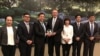 访美团王定宇赠礼美众议员弗兰克斯（蔡适应脸书图片）