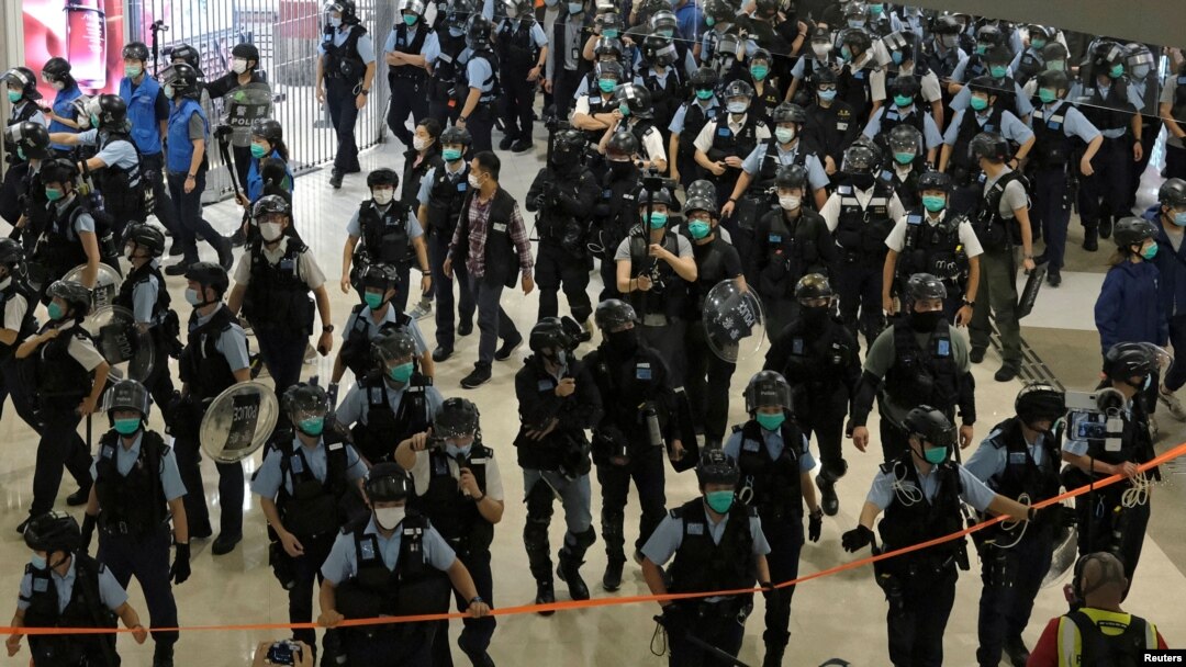 香港出動大批警察驅散在一個商場舉行抗議政府活動的示威者。（2020年4月28日）