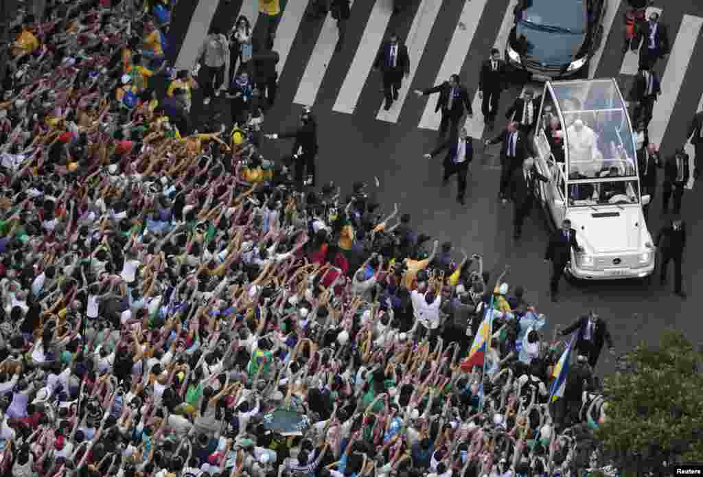 Ðức Giáo Hoàng Phanxicô vẫy chào các tín đồ tại trung tâm thành phố Rio de Janeiro, 22 tháng 7, 2013.