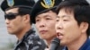 한국의 탈북자 단체 자유북한운동연합의 박상학 대표(오른쪽)가 지난달 21일 경기도 파주시 통일전망대에서 대북전단을 보내기에 앞서 발언하고 있다. (자료사진)