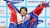 22일 달빛축제정원 역도경기장에서 열린 2014 인천 아시안게임 역도 여자 58kg급 경기 시상식에서 북한의 리정화 선수가 금메달을 목에 건 채 관중들의 답례에 환호하고 있다. 