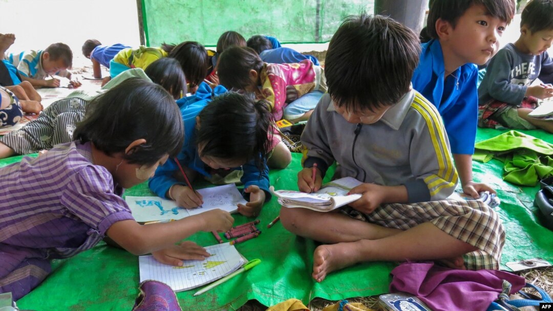 ကယားပြည်နယ်၊ ဒီမောဆိုမြို့နယ်အနီး Pu Phar ရွာက စစ်ဘေးရှောင်ကလေးတွေ ကျောင်းတက်နေတဲ့မြင်ကွင်း။ (ဇူလိုင် ၃၊ ၂၀၂၁)