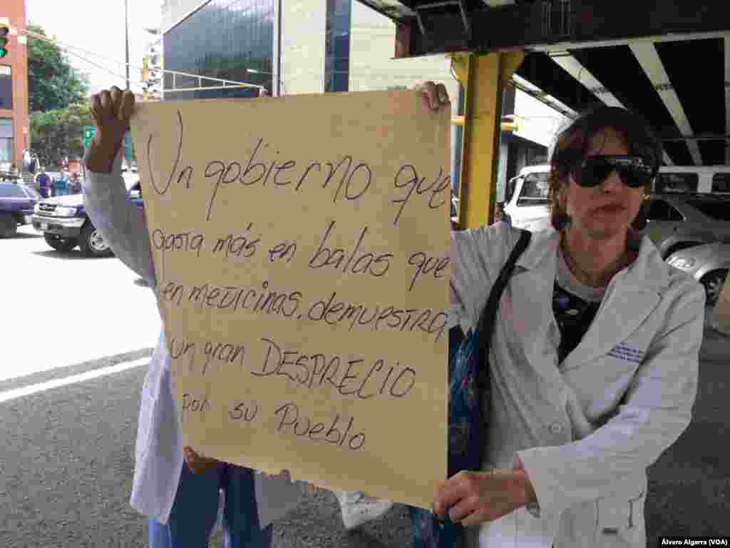 Decenas de médicos y enfermeras tomaron las calles de Caracas en Venezuela.