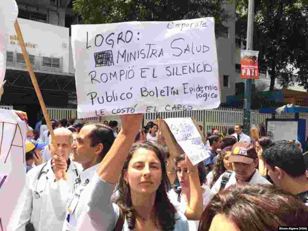 Cansados de promesas del gobierno, médicos y personal de salud salen a protestar a las calles de Venezuela porque no pueden trabajar por falta de insumos y medicinas.