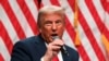 El candidato presidencial republicano y ex presidente estadounidense Donald Trump participa en una charla junto a la chimenea con Tucker Carlson en 'Tucker Carlson Live on Tour' en Desert Diamond Arena, en Glendale, Arizona, EE.UU., 31 de octubre de 2024. REUTERS