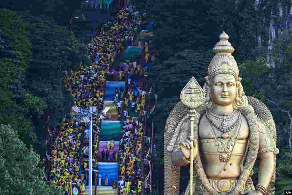 Hindu devotees climb the 272 steps to the Batu Caves temple to make offerings during the Thaipusam festival at Batu Caves on the outskirts of Kuala Lumpur, Malaysia. (Photo by Mohd RASFAN / AFP)