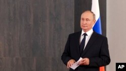 Russian President Vladimir Putin waits to meet Kyrgyz President Sadyr Japarov on the sidelines of the Shanghai Cooperation Organisation (SCO) summit in Samarkand, Uzbekistan, Thursday, Sept. 15, 2022. (Alexandr Demyanchuk, Sputnik, Kremlin Pool Photo via AP)