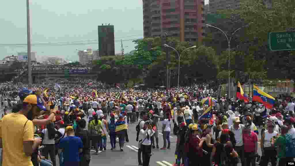 La Voz de América recorre las calles de Caracas en un día donde la ciudad está paralizada debido a la convocatoria de la "Madre de todas las marchas" por parte de la oposición y la contramarcha por parte del gobierno de Nicolás Maduro.