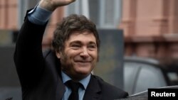 El presidente de Argentina, Javier Milei, saluda desde un automóvil después de una reunión con su homólogo francés, Emmanuel Macron, en el palacio presidencial de Casa Rosada, en Buenos Aires, Argentina, el 17 de noviembre de 2024. REUTERS