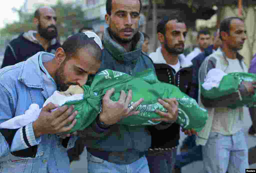 Một người đàn ông Palestine hôn thi hài của con trong tang lễ ở phía Bắc Dải Gaza, ngày 18/11/2012.